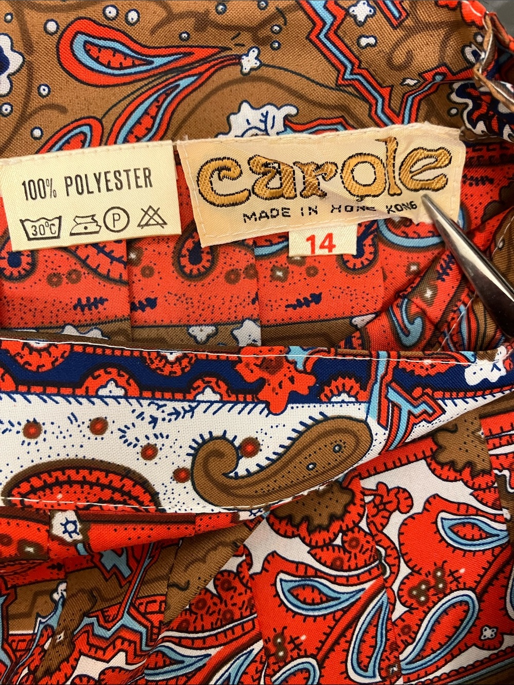 Vintage pleated paisley skirt, made in Hong Kong, polyester, orange-red, M - Picture 6 of 6
